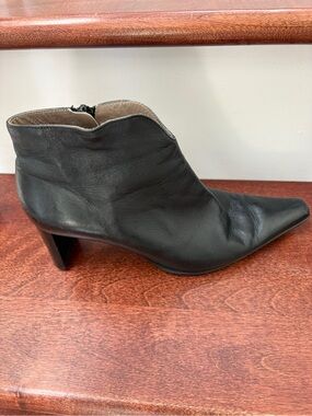 Peter Kaiser Black Pointed Toe Leather Ankle Booties
